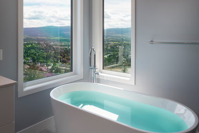 Example of a minimalist bathroom design in Vancouver