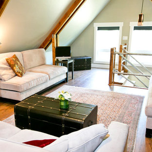 Idee per un piccolo soggiorno stile rurale stile loft con pareti grigie, parquet scuro, nessun camino e nessuna TV