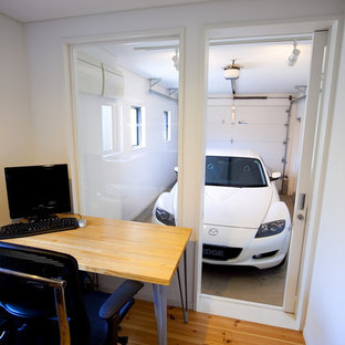 他の地域の小さいモダンスタイルのおしゃれな書斎 (白い壁、合板フローリング、自立型机、ベージュの床) の写真