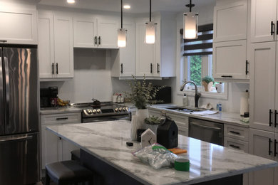 Example of a classic kitchen design in Toronto