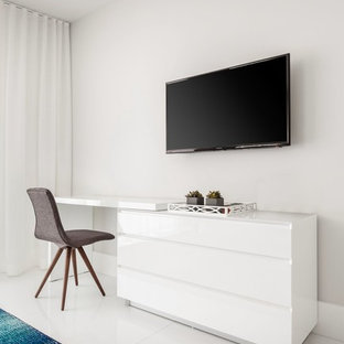 Großes Modernes Hauptschlafzimmer ohne Kamin mit weißer Wandfarbe, Porzellan-Bodenfliesen und türkisem Boden in Miami