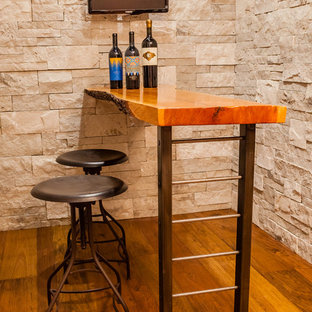 セントルイスの中サイズのトランジショナルスタイルのおしゃれな着席型バー (アンダーカウンターシンク、人工大理石カウンター、マルチカラーのキッチンパネル、無垢フローリング) の写真