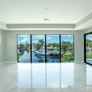 Свежая идея для дизайна: хозяйская спальня среднего размера в средиземноморском стиле с бежевыми стенами, мраморным полом и бежевым полом без камина - отличное фото интерьера