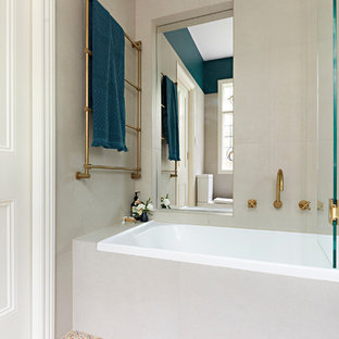 Inspiration pour une petite salle de bain principale design avec des portes de placards vertess, un combiné douche/baignoire, un carrelage beige, sol en terrazzo, une cabine de douche à porte battante et un plan de toilette blanc.