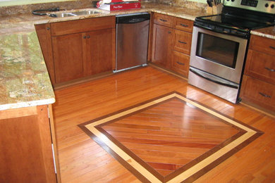 Eat-in kitchen - mid-sized traditional u-shaped medium tone wood floor eat-in kitchen idea in DC Metro with an undermount sink, shaker cabinets, granite countertops, stainless steel appliances, a peninsula, medium tone wood cabinets and brown backsplash
