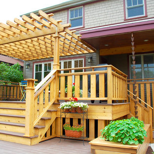 他の地域の中サイズのおしゃれな裏庭のデッキ (コンテナガーデン、パーゴラ) の写真