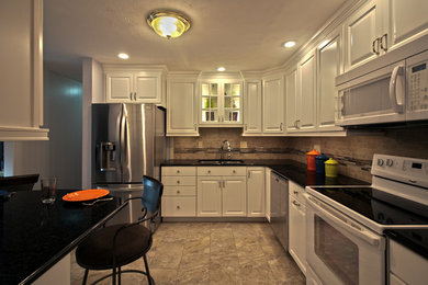 Example of a classic kitchen design in Huntington