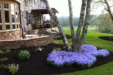 Inspiration for a traditional landscaping in Philadelphia.
