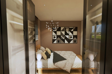 Kleines Modernes Hauptschlafzimmer mit beiger Wandfarbe, hellem Holzboden und beigem Boden in Sonstige