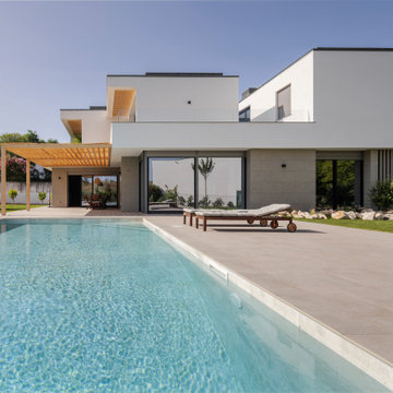 Quinta dos Alcoutins exterior with pool, lawn and white façade