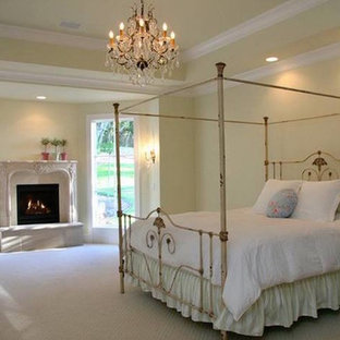 Esempio di una camera matrimoniale stile shabby di medie dimensioni con pareti beige, moquette, camino classico, cornice del camino in pietra e pavimento bianco