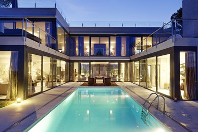 Großer Moderner Pool in rechteckiger Form mit Natursteinplatten in Palma de Mallorca