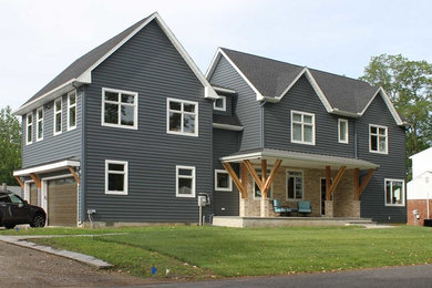 Modelo de fachada gris contemporánea de tamaño medio de dos plantas con revestimiento de vinilo y tejado a dos aguas