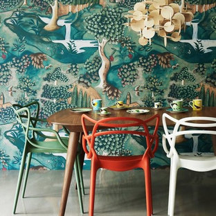 Exemple d'une salle à manger éclectique avec un mur multicolore.