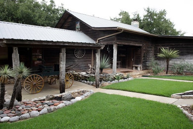 Example of a mountain style home design design in Austin