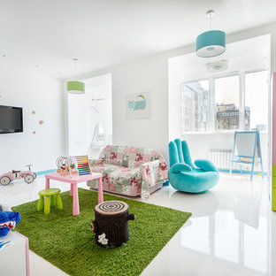 Großes Modernes Kinderzimmer mit Spielecke und weißer Wandfarbe in Sonstige