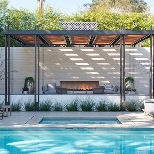 Geräumiger Moderner Pool hinter dem Haus in rechteckiger Form mit Poolhaus und Betonplatten in Los Angeles