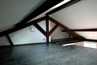 Modernes Schlafzimmer ohne Kamin, im Loft-Style mit weißer Wandfarbe, dunklem Holzboden und grauem Boden in Paris