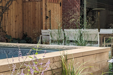Inspiration for a transitional landscaping in Toronto.
