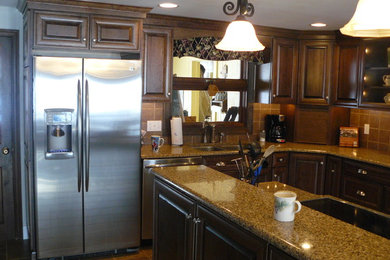 Example of a classic kitchen design in Philadelphia