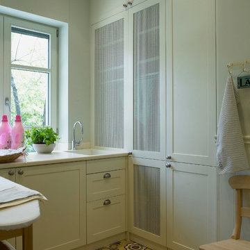 Cocina de estilo belga lacada en verde, con planchador anejo