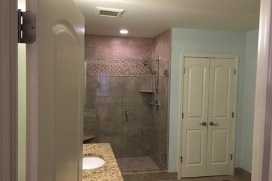 Elegant bathroom photo in Detroit