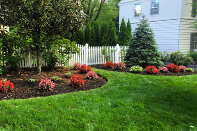 Design ideas for a mid-sized traditional full sun backyard landscaping in Cincinnati.