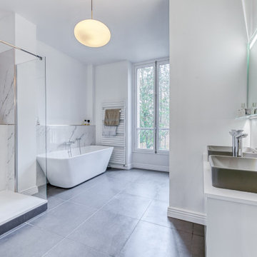 Salle de bain moderne avec marbre