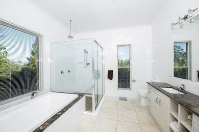 Inspiration for a transitional bathroom in Brisbane.