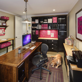 Idéer för ett mellanstort lantligt arbetsrum, med beige väggar, laminatgolv och ett fristående skrivbord