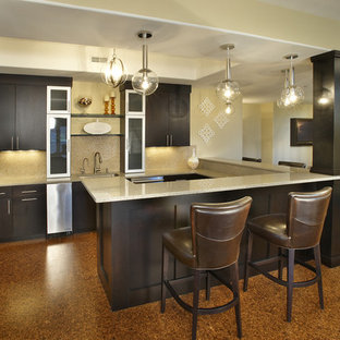 Diseño de sótano contemporáneo con suelo de corcho