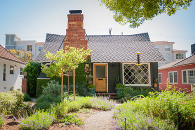 Example of a classic home design design in Los Angeles