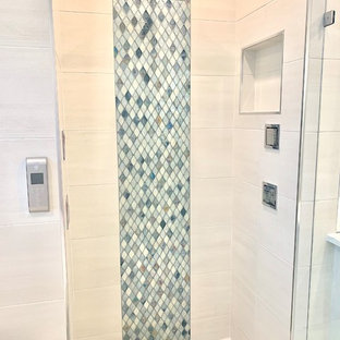 Idee per una stanza da bagno padronale moderna di medie dimensioni con ante lisce, ante grigie, vasca ad alcova, zona vasca/doccia separata, WC a due pezzi, piastrelle blu, piastrelle di vetro, pareti grigie, pavimento con piastrelle in ceramica, lavabo sottopiano, top in quarzite, pavimento bianco, porta doccia a battente e top multicolore