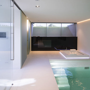 G House: lakeside villa and guest accommodation