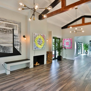 Foto di un grande corridoio moderno con pavimento in laminato, una porta a due ante, una porta nera e pavimento marrone