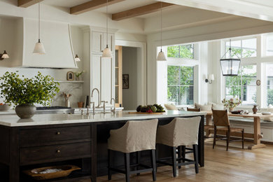 Example of a classic kitchen design in Sacramento