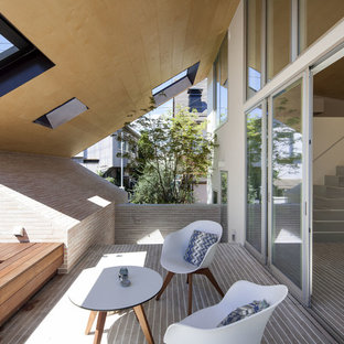 横浜のアジアンスタイルのおしゃれなテラス・中庭 (コンテナガーデン、タイル敷き、張り出し屋根) の写真