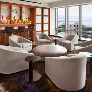 サンフランシスコのモダンスタイルのおしゃれな着席型バー (落し込みパネル扉のキャビネット、中間色木目調キャビネット、大理石カウンター、マルチカラーのキッチンパネル、ガラス板のキッチンパネル、ライムストーンの床) の写真