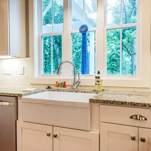 Lantlig inredning av ett mellanstort flerfärgad flerfärgat kök, med en rustik diskho, luckor med infälld panel, vita skåp, granitbänkskiva, vitt stänkskydd, stänkskydd i tunnelbanekakel, rostfria vitvaror, mellanmörkt trägolv, en köksö och brunt golv