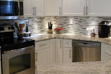 Kitchen - modern kitchen idea in Miami
