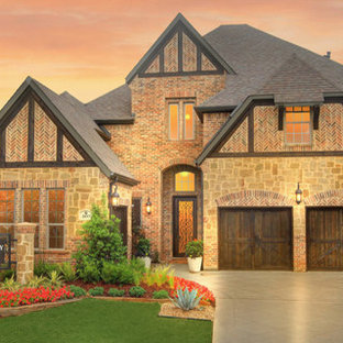 ダラスのおしゃれな家の外観の写真