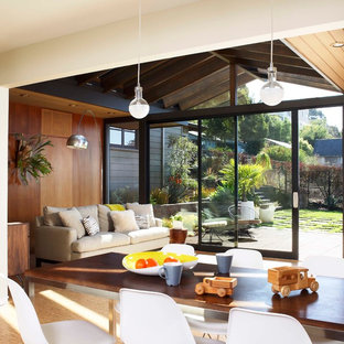 Mittelgroße Mid-Century Wohnküche ohne Kamin mit weißer Wandfarbe und Korkboden in San Francisco