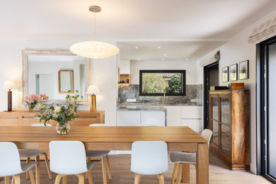 Réalisation d'une salle à manger ouverte sur le salon tradition de taille moyenne avec un mur blanc, un sol en carrelage de porcelaine et un sol beige.