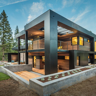 他の地域のコンテンポラリースタイルのおしゃれな二階建ての家 (混合材サイディング、黒い外壁、陸屋根、戸建) の写真