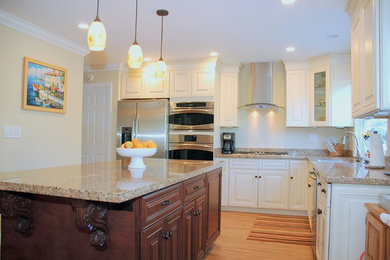 Example of a classic kitchen design in Orange County