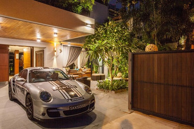 This is an example of a tropical garage in Singapore.