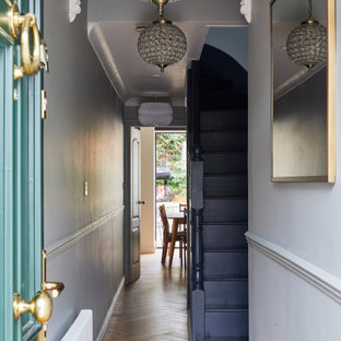 Idee per una piccola porta d'ingresso classica con pareti grigie, pavimento in legno massello medio, una porta singola, una porta verde, pavimento bianco, soffitto a cassettoni e pareti in perlinato