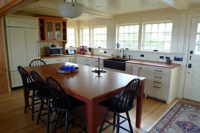 Example of an arts and crafts kitchen design in New York