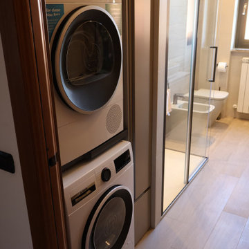 Design moderno e lavanderia integrata per un bagno elegante
