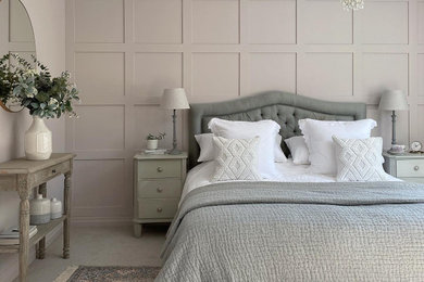 サリーにあるトラディショナルスタイルのおしゃれな主寝室 (ピンクの壁、カーペット敷き、ベージュの床、パネル壁) のインテリア